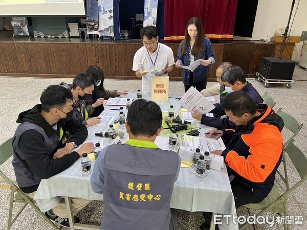 ▲▲台南市後壁區公所27日舉辦「境況模擬桌上演習及避難收容處所開設演練，由後壁區公所李至彬區長擔任指揮官啟動各任務編組整備，並由台南市災害防救辦公室王雅禾參議擔任主推官，成大防災研究中心李心平副主任擔任說明官。（圖／記者林東良翻攝，下同）