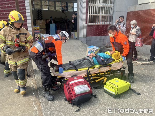 ▲▲台南市後壁區公所27日舉辦「境況模擬桌上演習及避難收容處所開設演練，由後壁區公所李至彬區長擔任指揮官啟動各任務編組整備，並由台南市災害防救辦公室王雅禾參議擔任主推官，成大防災研究中心李心平副主任擔任說明官。（圖／記者林東良翻攝，下同）