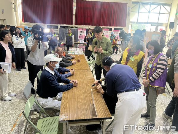 ▲▲台南市後壁區公所27日舉辦「境況模擬桌上演習及避難收容處所開設演練，由後壁區公所李至彬區長擔任指揮官啟動各任務編組整備，並由台南市災害防救辦公室王雅禾參議擔任主推官，成大防災研究中心李心平副主任擔任說明官。（圖／記者林東良翻攝，下同）