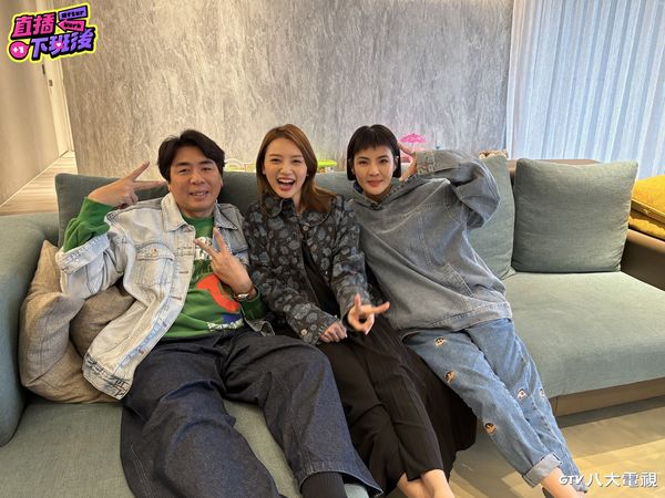▲直播主波波(左二)向父親表達感恩之情，讓徐小可(右一)頻頻拭淚。。（圖／八大提供）