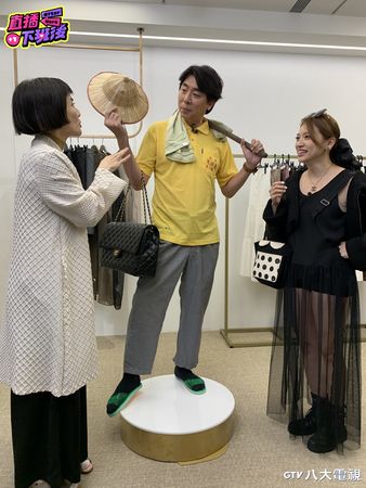 ▲直播主波波(左二)向父親表達感恩之情，讓徐小可(右一)頻頻拭淚。。（圖／八大提供）