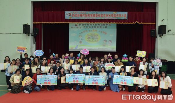 ▲台南市教育局27日於官田國小辦理飲食營養教育教案分享暨表揚大會，由教育局鄭新輝局長頒獎表揚獲獎教師。（圖／記者林東良翻攝，下同）