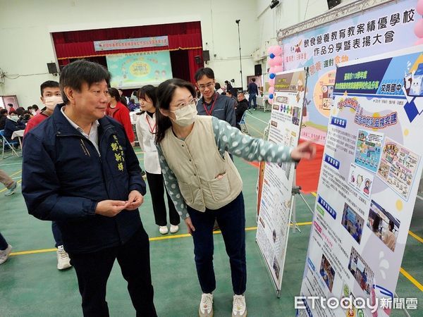 ▲台南市教育局27日於官田國小辦理飲食營養教育教案分享暨表揚大會，由教育局鄭新輝局長頒獎表揚獲獎教師。（圖／記者林東良翻攝，下同）