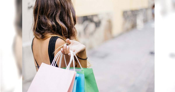 一名女網友表示，她請去歐洲旅遊的朋友代購精品，原先對方說不用收代購費，但東西買回來後卻又反悔，讓她相當傻眼。（示意圖／Pixabay）