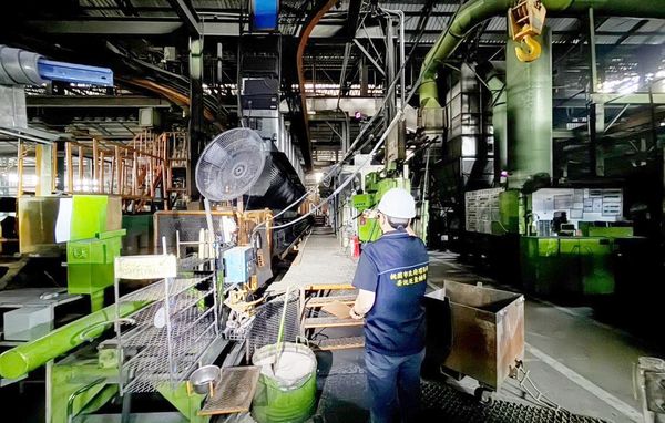 ▲桃園市環保局因應高壓迴流引發西半部空氣擴散條件不佳，今天加強高污染排放工廠空汙稽查。（圖／桃園市環保局提供）