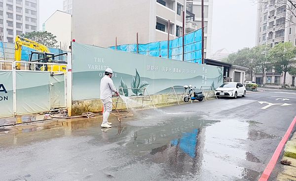 ▲桃園市環保局因應高壓迴流引發西半部空氣擴散條件不佳，環保局各清潔大隊加強道路清洗作業。（圖／桃園市環保局提供）