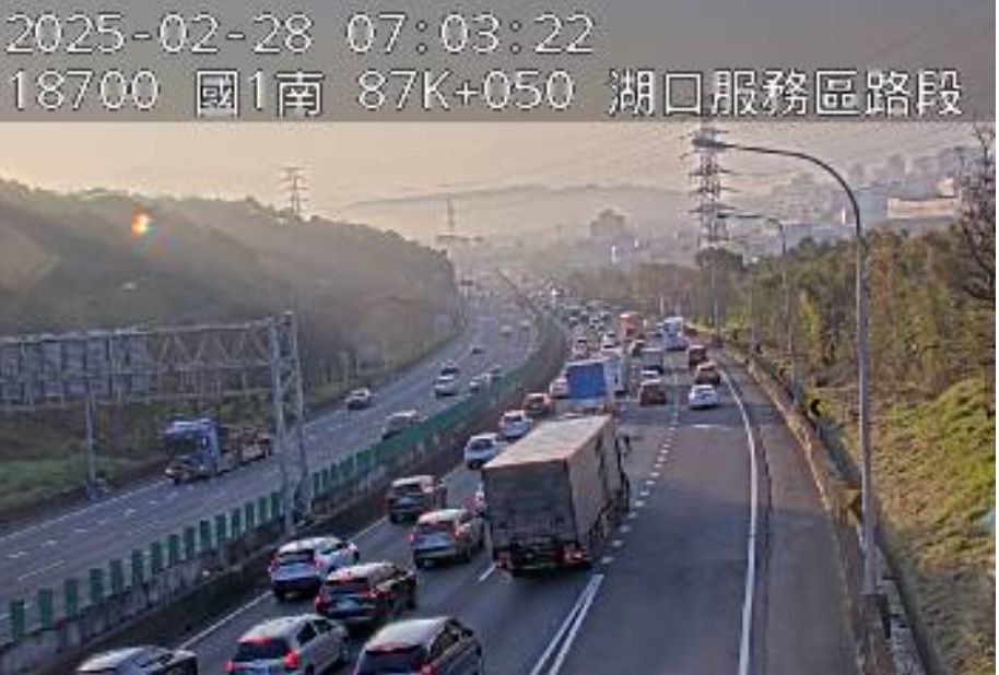 ▲▼國一南下湖口-竹北湧現車潮。（圖／翻攝高速公路1968）