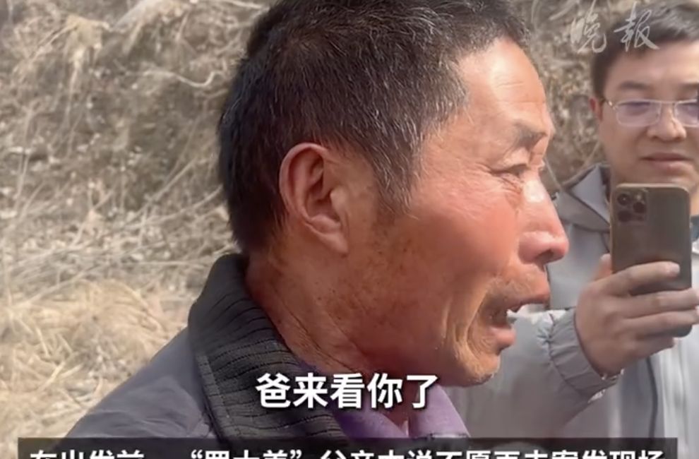 ▲陸反串網紅羅大美遭殺害，父親重返遇害地點泣不成聲。（圖／翻攝微博）