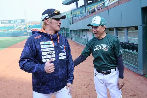 ▲▼陽岱鋼與洪一中相見歡。（圖／台鋼雄鷹提供）