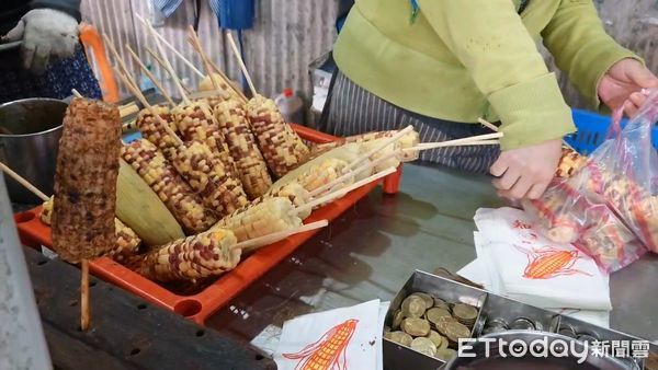 ▲▼烤玉米             。（圖／記者郭世賢翻攝）
