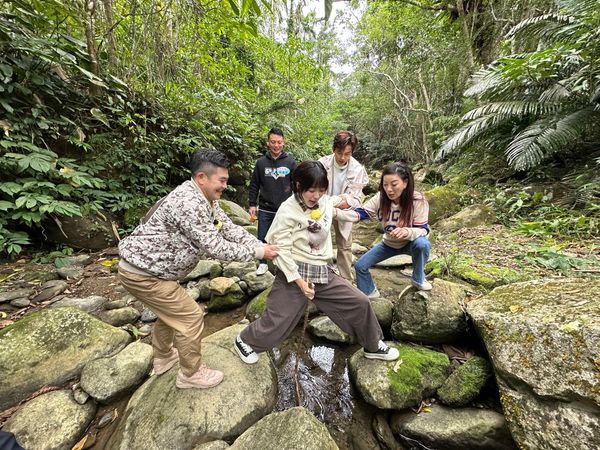 ▲籃籃(前排中)差點落水。（圖／民視提供）