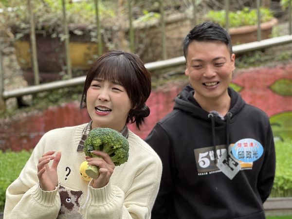 ▲籃籃(前排中)差點落水。（圖／民視提供）