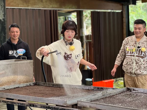 ▲籃籃(前排中)差點落水。（圖／民視提供）