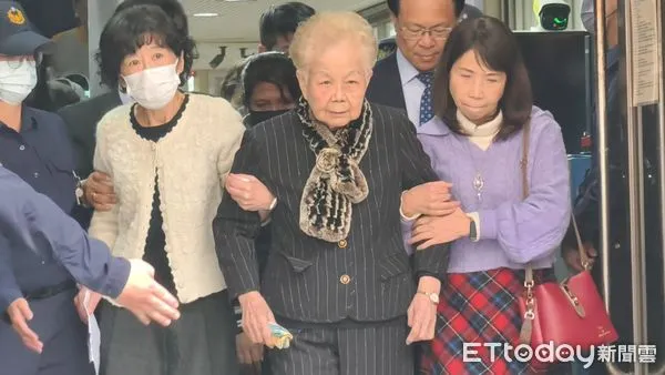 ▲▼柯文哲母親何瑞英（白髮）、妻子陳佩琪（白口罩）出庭和柯文哲相逢，2人當庭請求法官解除禁見，讓柯文哲聽了3度落淚。（圖／記者黃哲民攝）