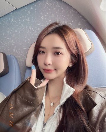 ▲禾羽曬出一組飛機上的美照。（圖／翻攝自Instagram／kimi_0531）