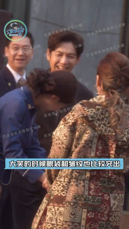 ▲狗仔拍到了鍾漢良在片場的模樣。（圖／翻攝自微博）