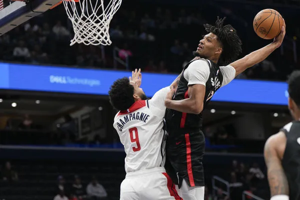 ▲拓荒者驚天一扣，預約「年度最佳灌籃」。（圖／達志影像／美聯社） 