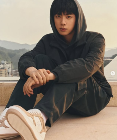 ▲BTS Jin擁抱會遭粉絲強吻。（圖／翻攝自아이돌 이슈臉書、JIN ig）