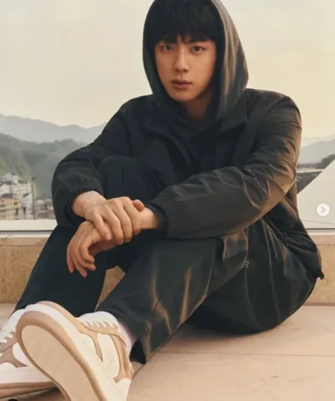 ▲BTS Jin擁抱會遭粉絲強吻。（圖／翻攝自아이돌 이슈臉書、JIN ig）