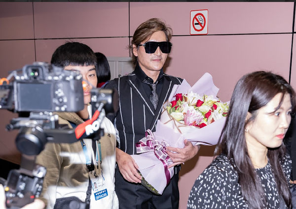 ▲▼   新庄剛志帶隊來台，球迷熱情接機          。（圖／悍創提供）