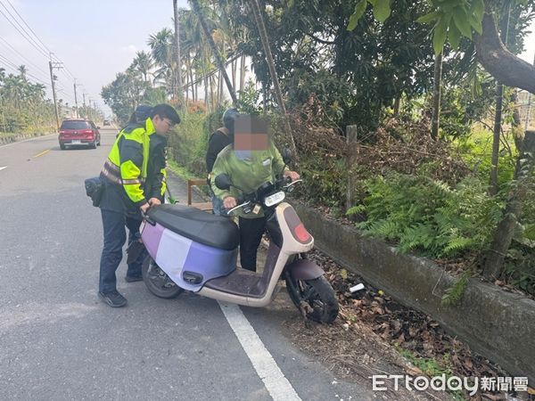 ▲內埔警分局內埔所警員李明耀、林彥丞救助湯婦            。（圖／記者陳崑福翻攝）