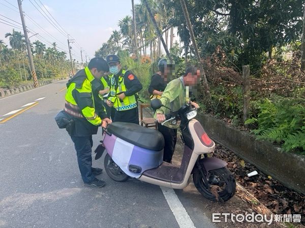 ▲內埔警分局內埔所警員李明耀、林彥丞救助湯婦            。（圖／記者陳崑福翻攝）