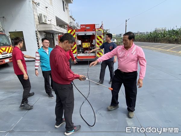 ▲鄭春忠捐贈小型水箱車給崁頂消防分隊            。（圖／崁頂消防分隊提供）