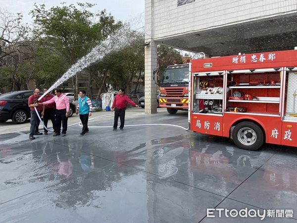 ▲鄭春忠捐贈小型水箱車給崁頂消防分隊            。（圖／崁頂消防分隊提供）