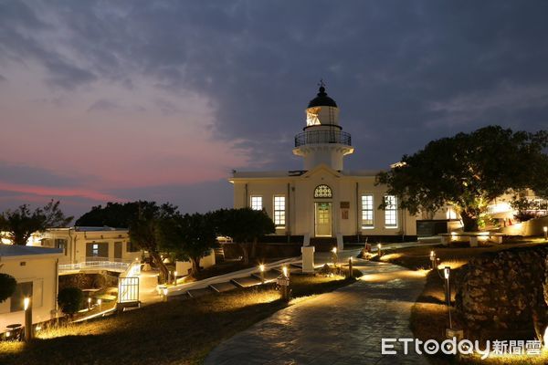 ▲▼「高雄燈塔」，是台灣唯一的白色八角形磚造燈塔，也是台灣第一座開放到晚上9點的燈塔園區。（圖／觀光署提供）