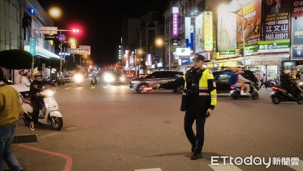 ▲▼花蓮警方於市區12處重要道路路口及火車站週邊加派警力疏導交通。（圖／花蓮警分局提供，下同）