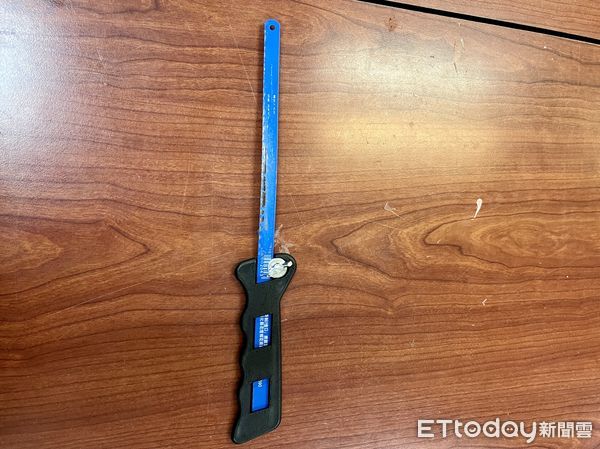 ▲張男搭捷運露出線鋸，遭警方逮捕挨罰。（圖／記者陸運陞翻攝）