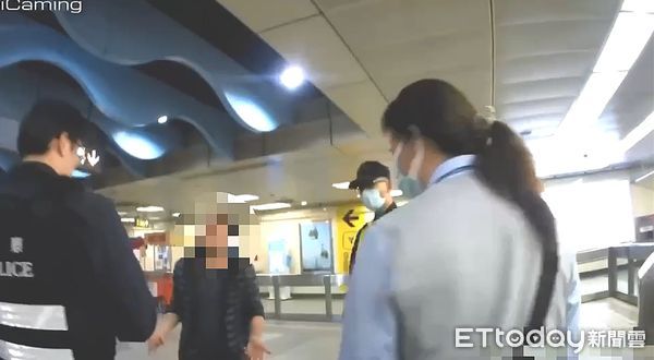▲張男搭捷運露出線鋸，遭警方逮捕挨罰。（圖／記者陸運陞翻攝）