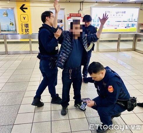 ▲張男搭捷運露出線鋸，遭警方逮捕挨罰。（圖／記者陸運陞翻攝）
