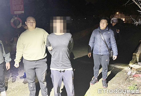 ▲桃園市桃園區某銀樓昨天上午驚傳搶案，警方專案小組在八德區偏僻山區拘捕到案。（圖／記者沈繼昌翻攝）