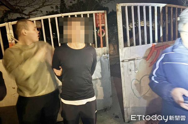 ▲桃園市桃園區某銀樓昨天上午驚傳搶案，專案小組在八德區偏僻山區拘捕到案。（圖／記者沈繼昌翻攝）