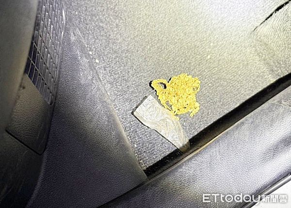 ▲桃園警方專案小組柯男車上起出金項鍊等證物。（圖／記者沈繼昌翻攝）