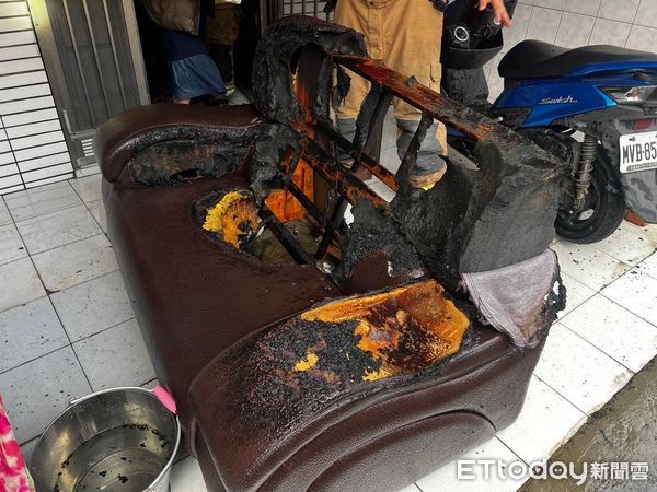 ▲台南市新化區知母義1戶透天厝，27日上午疑似因電線走火引燃客廳沙發，透天厝1樓濃煙密布，住宅用火災警報器偵測到濃煙發出警報，及時通知屋主逃生報案，未造成人員傷亡。（圖／記者林東良翻攝，下同）