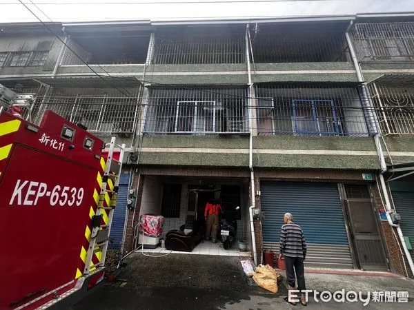 ▲台南市新化區知母義1戶透天厝，27日上午疑似因電線走火引燃客廳沙發，透天厝1樓濃煙密布，住宅用火災警報器偵測到濃煙發出警報，及時通知屋主逃生報案，未造成人員傷亡。（圖／記者林東良翻攝，下同）