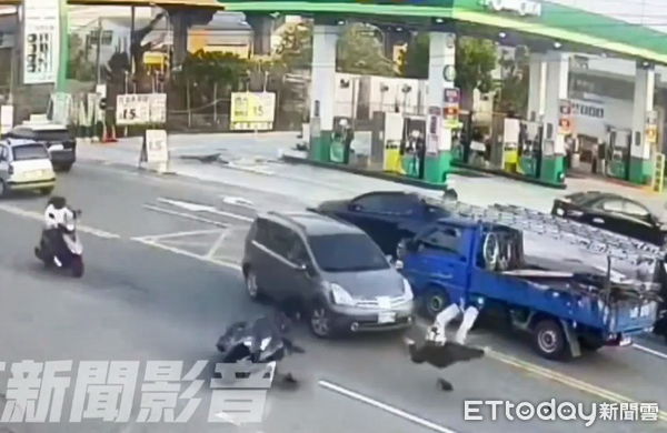▲▼一輛汽車從加油站駛出時，未禮讓直行的機車，導致汽機車相撞，機車騎士騰空飛起摔落，所幸意識清楚，僅手腳擦挫傷。（圖／翻攝社會事新聞影音）