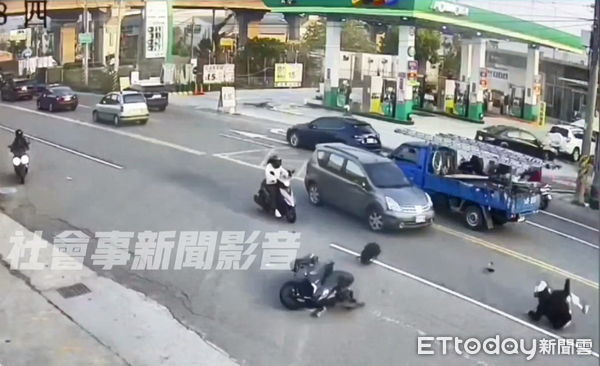 ▲▼一輛汽車從加油站駛出時，未禮讓直行的機車，導致汽機車相撞，機車騎士騰空飛起摔落，所幸意識清楚，僅手腳擦挫傷。（圖／翻攝社會事新聞影音）