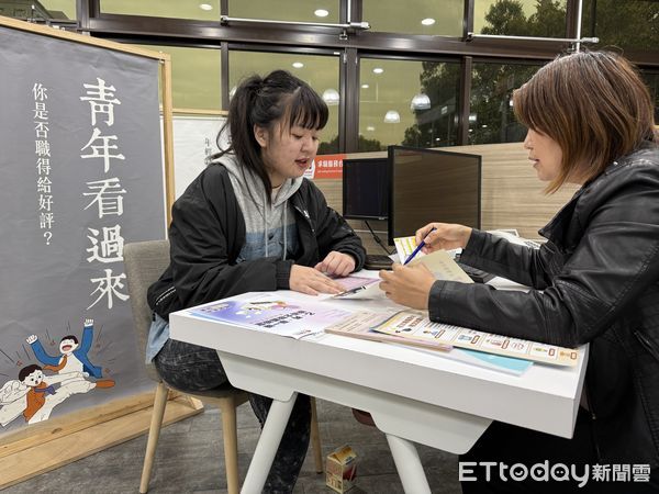 ▲九年級生侯美秀，透過勞動部青年職得好評計畫找到自己的優勢，擔任飯店櫃台工作，負責顧客接待、聯繫等工作。（圖／記者游瓊華翻攝）