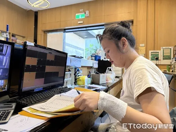 ▲九年級生侯美秀，透過勞動部青年職得好評計畫找到自己的優勢，擔任飯店櫃台工作，負責顧客接待、聯繫等工作。（圖／記者游瓊華翻攝）