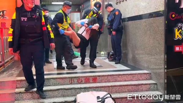 ▲酒後泥醉口角糾紛互毆，台中警辣椒水控制現場，長髮妹不服被壓制。（圖／記者鄧木卿翻攝）