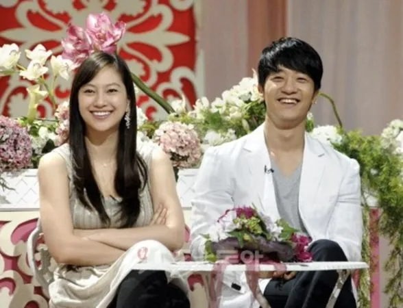 ▲▼▲▼ 《我們結婚了》Alex曾幫妻子洗腳曬恩愛　「短命婚3年」默默離婚了。（圖／翻攝自Alex IG、《我們結婚了》）