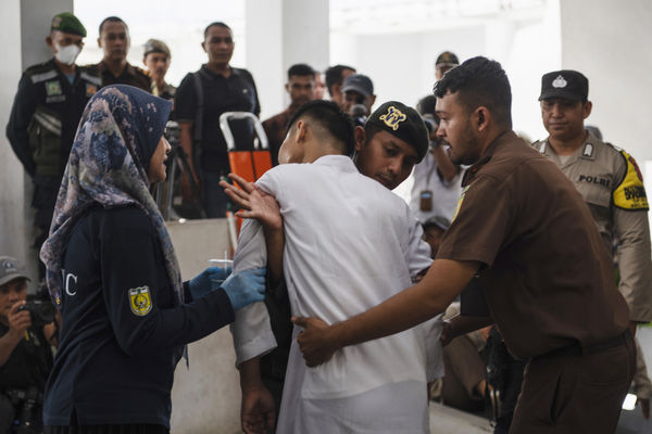 ▲▼   印尼亞齊特別行政區（Aceh），同志/同性情侶遭判鞭刑。（圖／達志影像／美聯社）