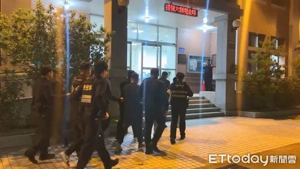 ▲▼3名男子不滿燒肉店員愛理不理，憤而翻桌。（圖／民眾提供，下同）