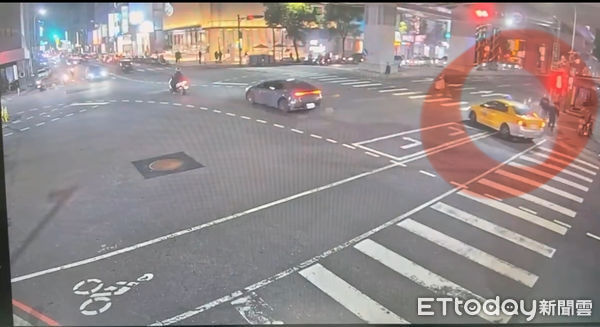 ▲▼3名男子不滿燒肉店員愛理不理，憤而翻桌。（圖／民眾提供，下同）