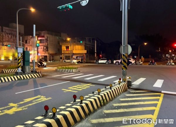 ▲▼白色自小客車左轉路口與正在穿越路口的68歲葉姓行人發生碰撞。（圖／記者游芳男翻攝，下同）