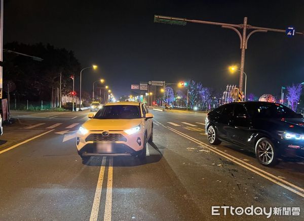 ▲▼白色自小客車左轉路口與正在穿越路口的68歲葉姓行人發生碰撞。（圖／記者游芳男翻攝，下同）