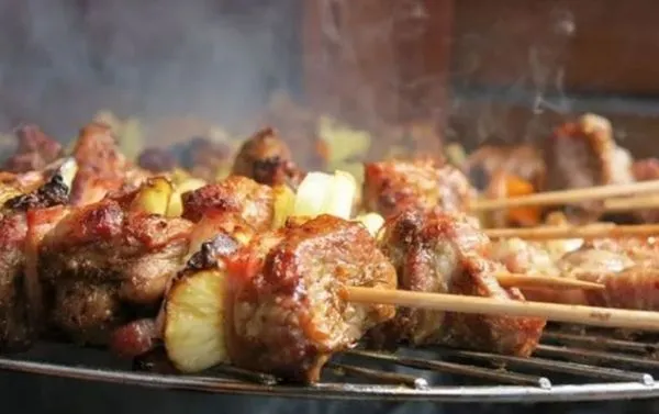 日本一名犯下分屍案的男子，曾經營著燒肉店，有顧客投訴過「味道怪」，遭疑將人肉端上桌。（示意圖：PIXABAY）